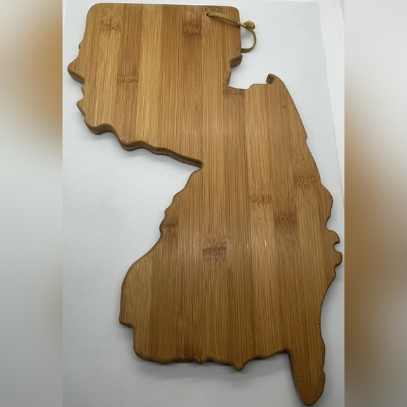 New Totally Bamboo New Jersey Shaped  Bamboo Cutting Serving Board 15”x10” - Picture 2 of 3